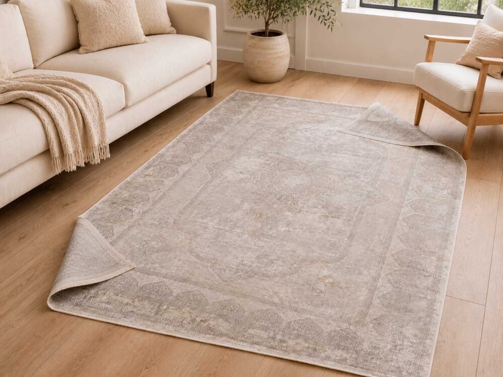Alfombra persa vintage Zafira decorando un salón moderno en tonos neutros
