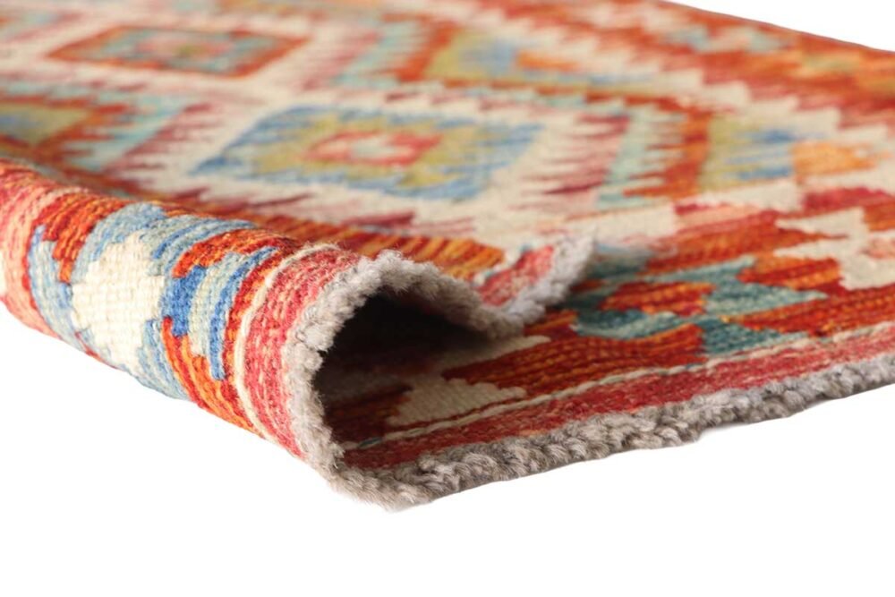 Kilim turco artesanal de 79x129 cm tejido a mano en lana. Diseño tradicional con colores vibrantes. Exclusivo en El Rincón de Fehmi.